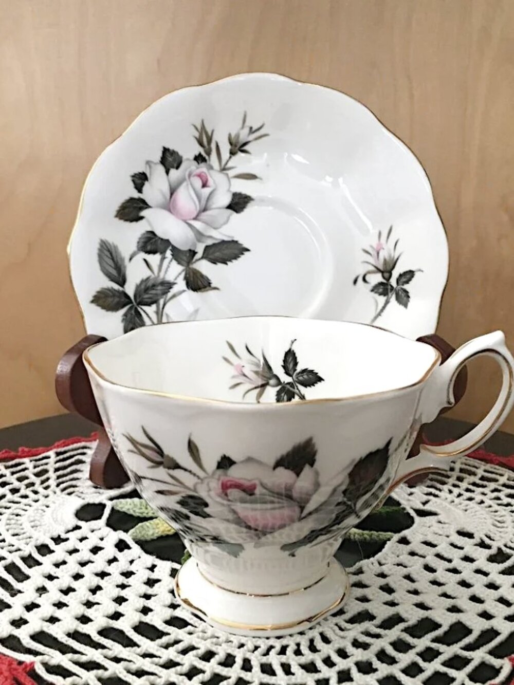 Royal Albert Queens Messenger Bone China White Rose Teacup Saucer Regencycore